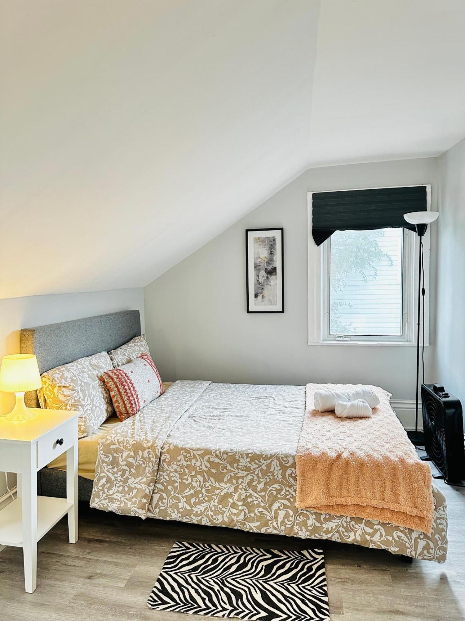 Cozy 2Br House Near Centre With Patio, Bbq, Backyard, And Netflix Appartement Peterborough Buitenkant foto