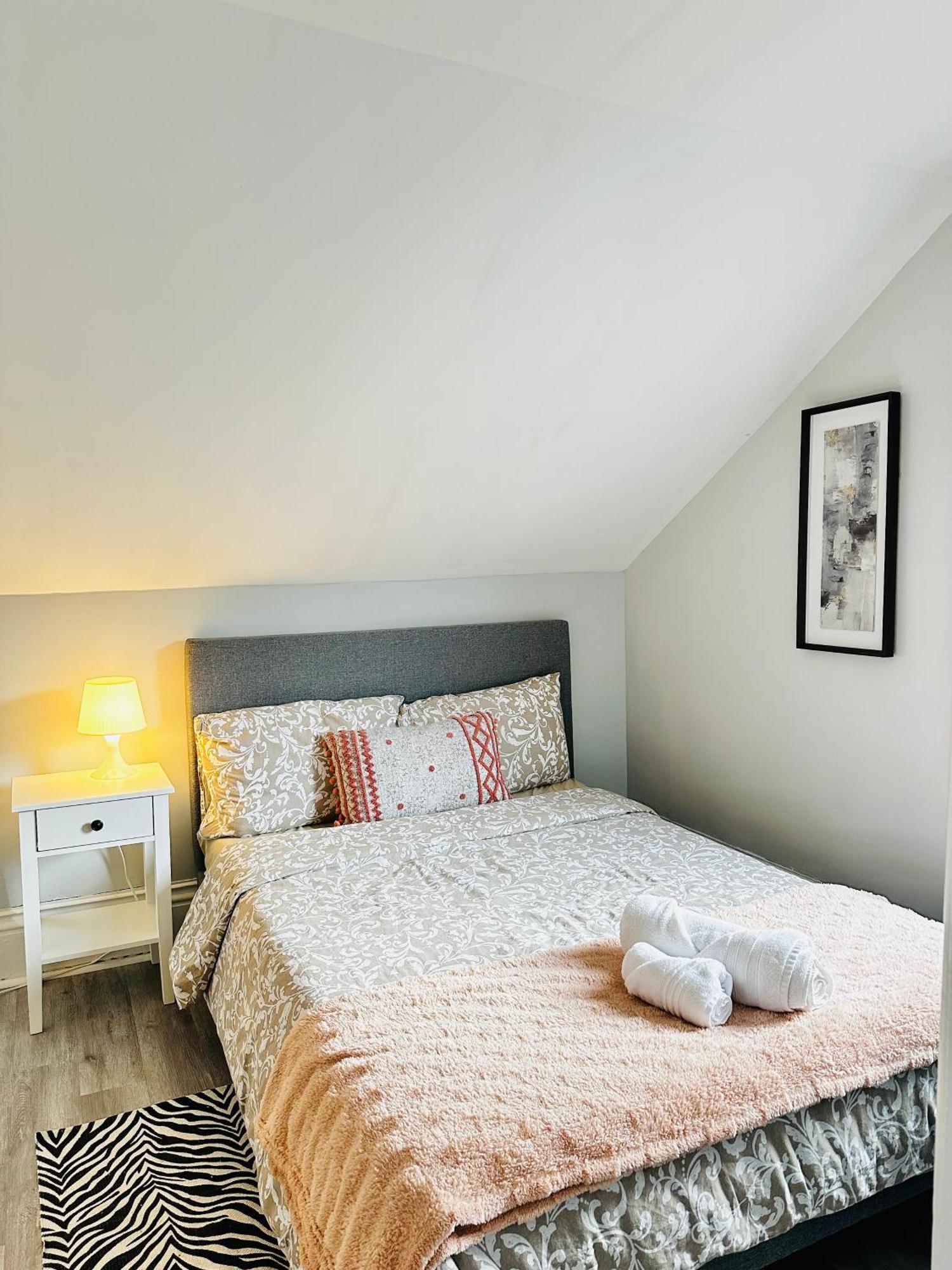 Cozy 2Br House Near Centre With Patio, Bbq, Backyard, And Netflix Appartement Peterborough Buitenkant foto