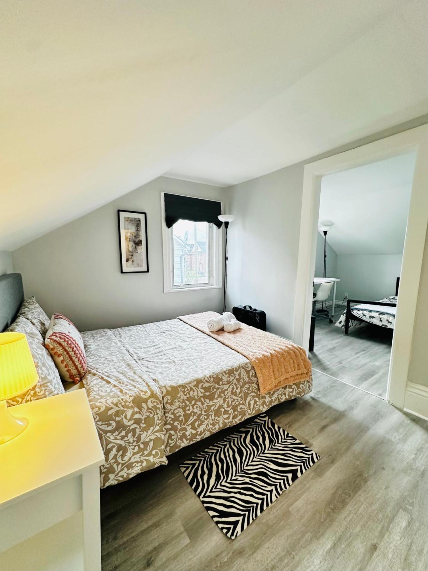 Cozy 2Br House Near Centre With Patio, Bbq, Backyard, And Netflix Appartement Peterborough Buitenkant foto