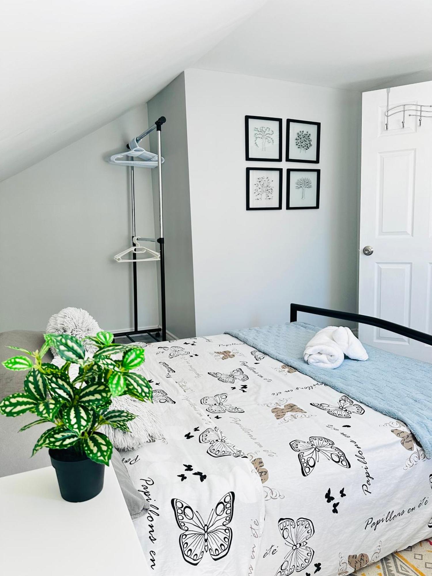 Cozy 2Br House Near Centre With Patio, Bbq, Backyard, And Netflix Appartement Peterborough Buitenkant foto