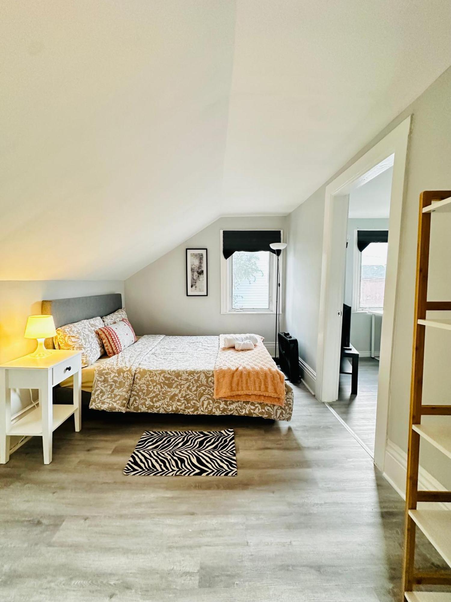 Cozy 2Br House Near Centre With Patio, Bbq, Backyard, And Netflix Appartement Peterborough Buitenkant foto